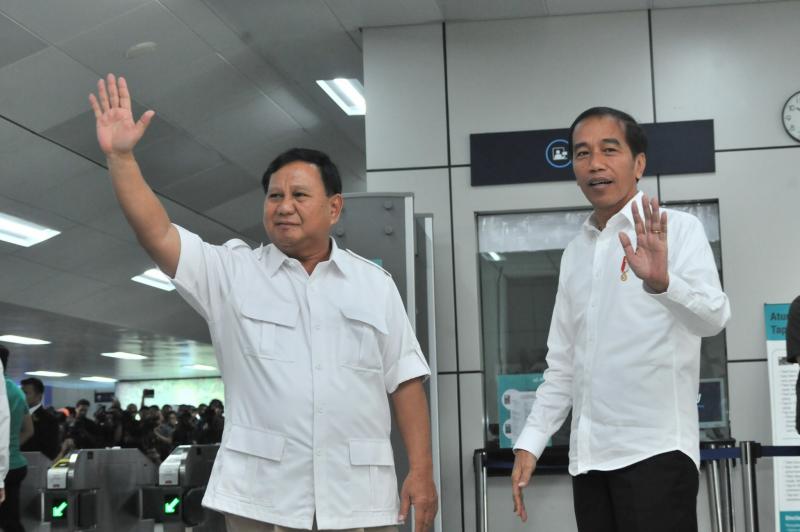 Pertemuan Prabowo Subianto dan Joko Widodo di Stasiun MRT Lebak Bulus (Nawacita)