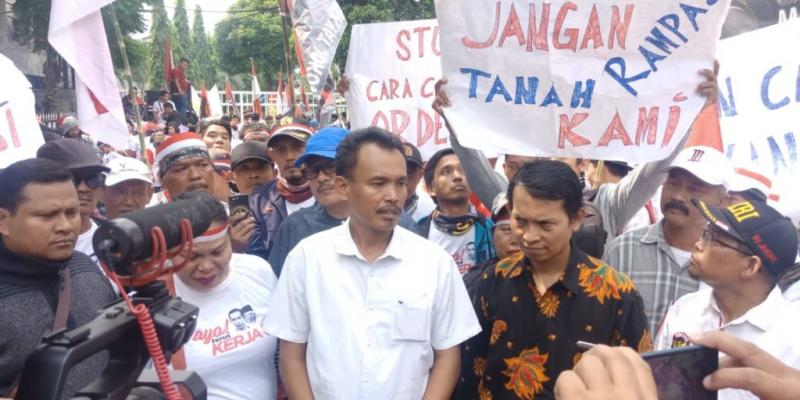 Massa berdemo di depan kantor PT Adhi Karya terkait sengketa lahan di Bekasi (Foto: Suaramerdeka.News)