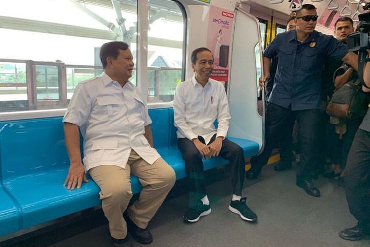 Prabowo bertemu Jokowi di MRT (foto: Kompas)