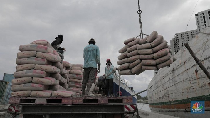 Distribusi semen melalui pelabuhan (CNBC Indonesia)