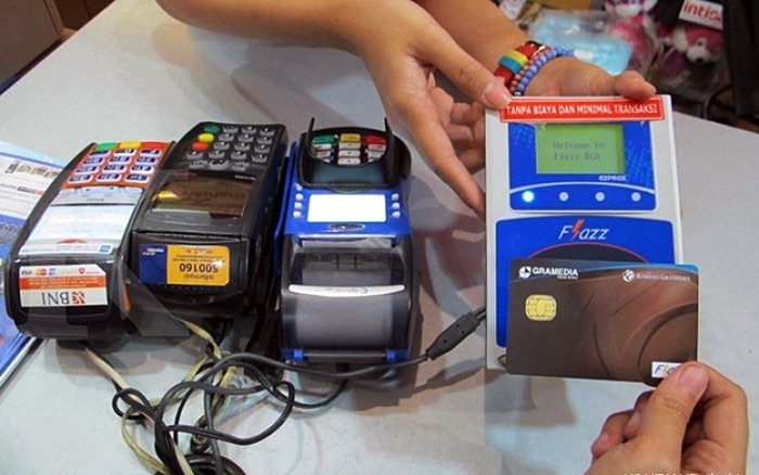 Transaksi uang eletronik (Foto:kontan.co.id)