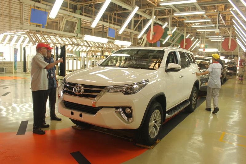 Suasana perakitan mobil Toyota Fortuner di Indonesia (toyota)