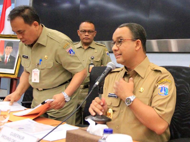 Sekda DKI Saefullah (kiri) dan Gubernur DKI Jakarta Anies Baswedan (Tempo.co)