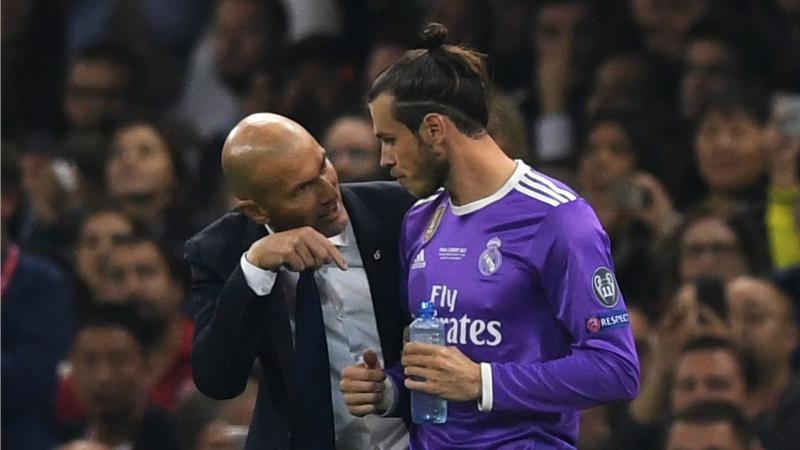 Pelatih Real Madrid, Zinedine Zidane  saat memberikan instruksi kepada Gareth Bale (goal)