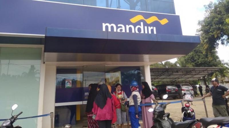 Nasabah Bank Mandiri panik pada Sabtu (20/7/2019) lalu (Foto: ZonaSultra.com)