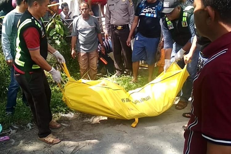 Polisi mengangkut kantong jenazah Abu Saila. (Sumber: Kompas.com)
