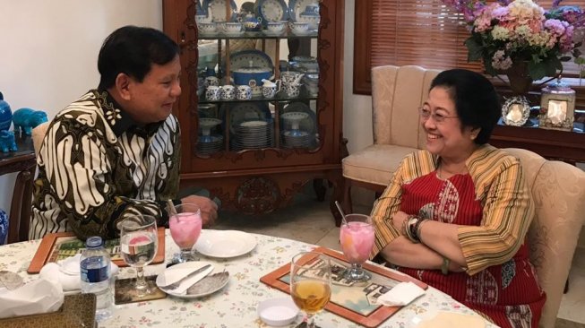 Ketum Gerindra Prabowo Subianto (kiri) berbincang dengan Ketum PDIP Megawati Soekarnoputri (kanan). (Foto: Suara.com)
