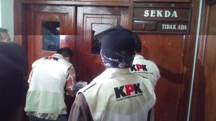 Petugas KPK menggeledah sejumlah ruangan di Kompleks Setda Pemkab Kudus. (Foto: Tribun Jateng)