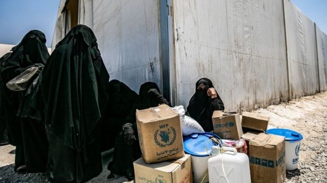 Perempuan di kamp Al-Hol, di dekat kotak-kotak bantuan. (Foto: AFP)