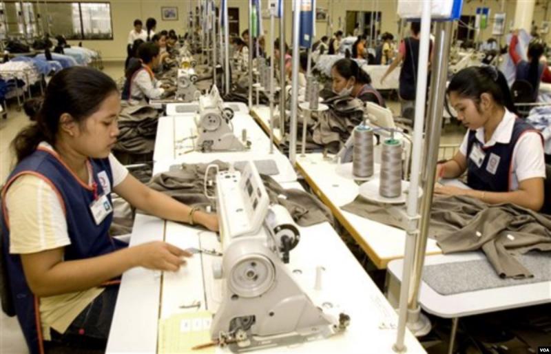 Aktivitas di sebuah pabrik garmen (VOA Indonesia)