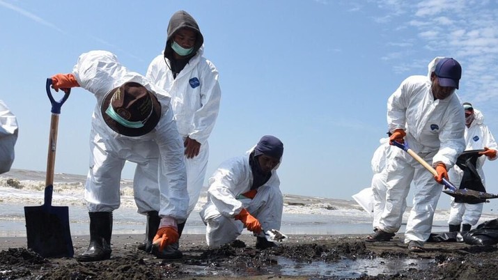 Petugas membersihkan tumpahan minyak Pertamina. (Foto: CNBC Indonesia)