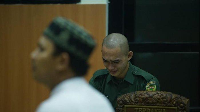 Prada Deri Permana saat mendengarkan saksi di persidangan Pengadilan Militer I-04 Palembang. (Foto: Kompas.com)