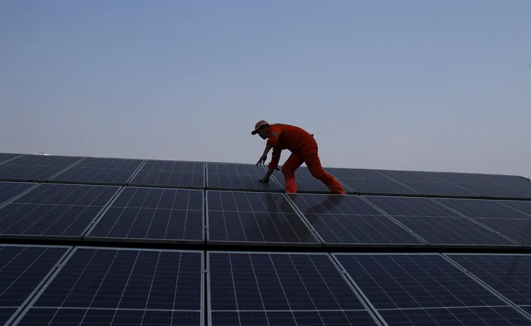 Petugas merawat instalasi penyuplai energi listrik hasil panel surya di atap Gedung Pusat Dakwah Muhammadiyah, Jakarta. (Foto: Robinsar Nainggolan)
