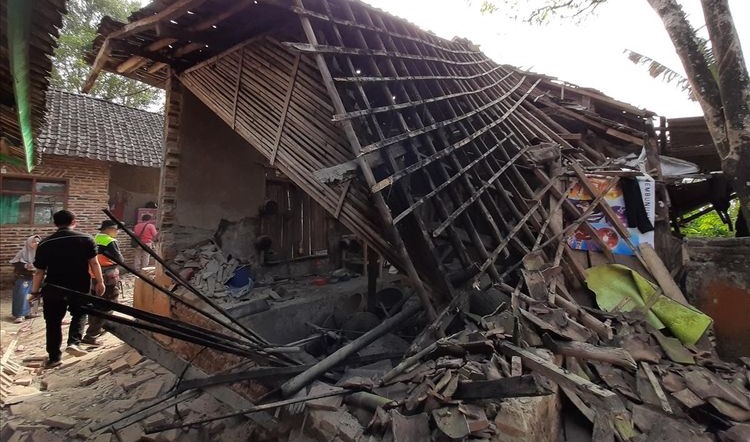 Rumah di Kecamatan Mandalawangi, Kabupaten Pandeglang yang rusak akibat gempa Banten yang terjadi Jumat (2/8/2019). (Foto: Kompas)