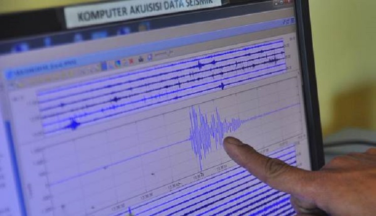 Ilustrasi petugas BMKG menunjukkan monitor pemantau gempa. (Foto: Bisnis.com)
