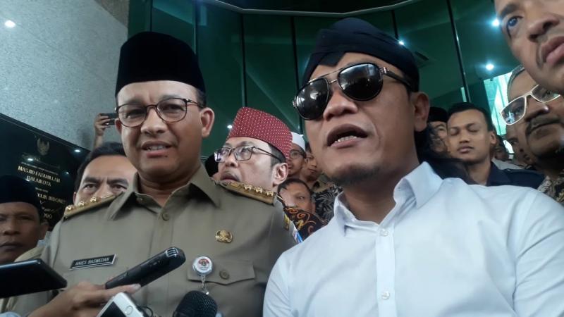 Gubernur DKI Jakarta Anies Baswedan dan pengasuh Ponpes Ora Aji (Tribun Jakarta)