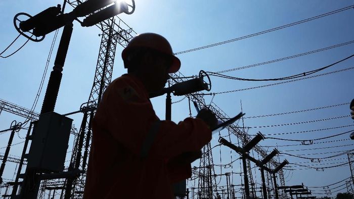 Ilustrasi: Petugas memperbaiki jaringan listrik. (Foto: PLN)