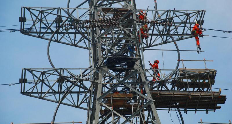 Ilustrasi: Petugas sedang memperbaiki jaringan listrik. (Foto: PLN.co.id)