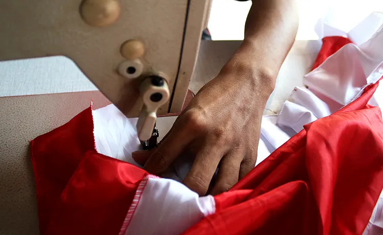 Meningkatnya permintaan bendera Merah Putih jelang hari kemerdekaan RI yang ke 74 tahun membuat para pedagang kebanjiran order. Robinsar Nainggolan