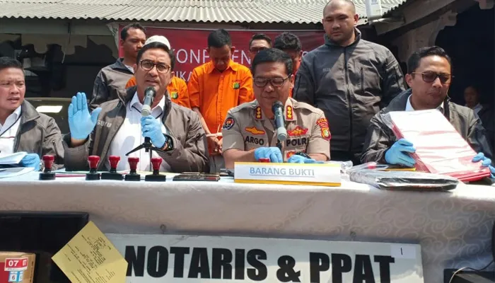 Kabid Humas Polda Metro Jaya Kombes Argo Yuwono dan Dirreskrimum Polda Metro Jaya Kombes Suyudi Ario Seto menunjukkan barang bukti mafia properti. (Foto: Poskotanews)