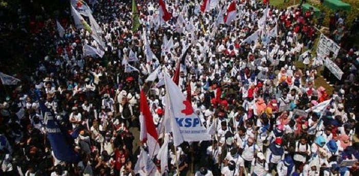 Ilustrasi: para buruh menggelar unjuk rasa. (Foto: Radar Tasikmalaya)