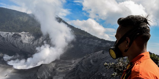 Erupsi Gunung Tangkuban Parahu (Foto: AFP)