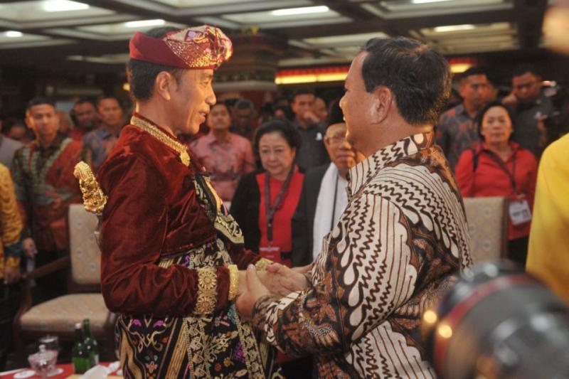 Presiden Joko Widodo (kiri) berjabat tangan dengan Ketua Umum Partai Gerindra Prabowo Subianto saat hadir pada pembukaan Kongres V PDIP di Sanur, Bali, Kamis (8/8/2019)  Antara
