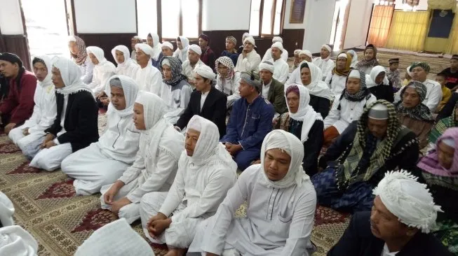 Ilustrasi jemaah Tarekat Naqsabandiyah salat Ied. (Foto: Suara.com)