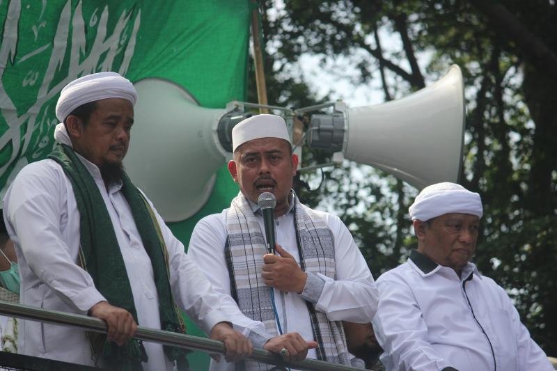 Ketum PA 212 Slamet Maarif mengaku tak bisa melarang masa pendukung Habib Rizieq hadiri sidang vonis di PN Jakarta Timur  (pegang mikrofon) (Panjimas.com)