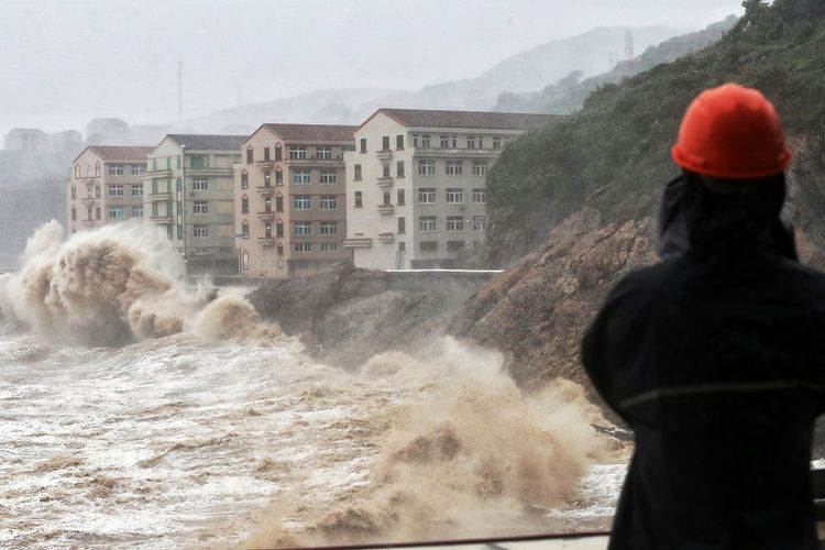 Gelombang tinggi menghantam dinding laut akibat Topan Lekima di Cina. (Foto: AFP)