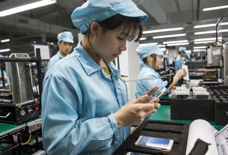 Pekerja pabrik elektronik (Forbes.com)