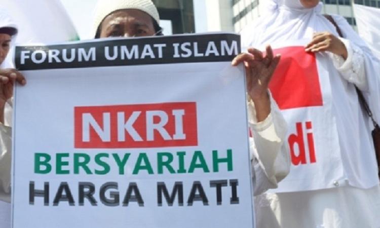 Ilustrasi: seseorang memegang poster bertulis NKRI Bersyariah. (Foto: RedaksiIndonesia.com)