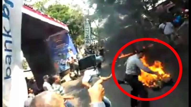 Polisi terbakar hidup-hidup saat kawal demonstrasi mahasiswa di Cianjur (YouTube/Tribun Timur)