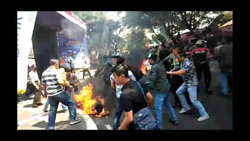 Polisi terbakar hidup-hidup saat kawal demonstrasi mahasiswa di Cianjur (YouTube/po han)