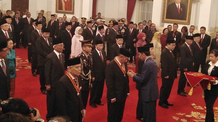 Berjasa Kepada Negara, Presiden Jokowi Anugerahkan Tanda Jasa Kehormatan (Warta Kota)