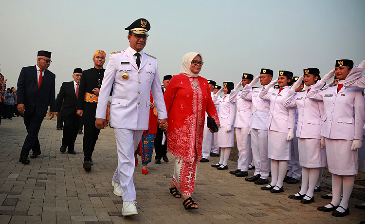 Gubernur DKI Jakarta Anies Baswedan memimpin upacara kemerdekaan ke-74 RI di  Pulau D di Teluk Jakarta, Sabtu (17/8). (Robinsar Nainggolan, Law-Justice.co)