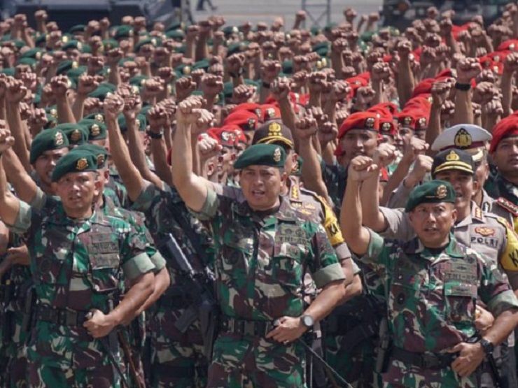 Ilustrasi personel gabungan TNI-Polri. (Foto: Jawa Pos)