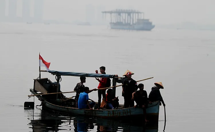 Menurut Pak Kail (55 tagun) salah seorang nelayan di Muara Angke mengatakan bahwa Anies Baswedan telah membohongi ia dan nelayan tradisional yang ada di pesisir jakarta, karena Anies pernah berjanji tidak akan meneruskan reklamasi. Robinsar Nainggolan