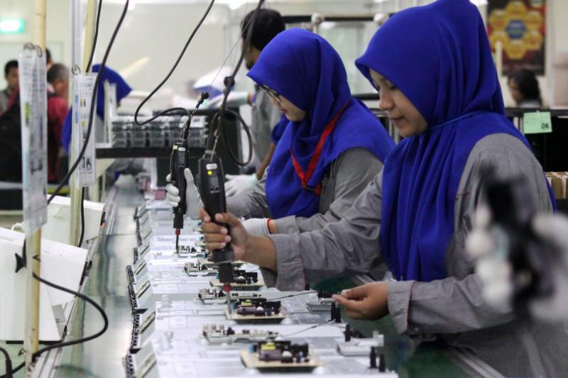 Karyawan Pabrik Elektronik (Media Indonesia)