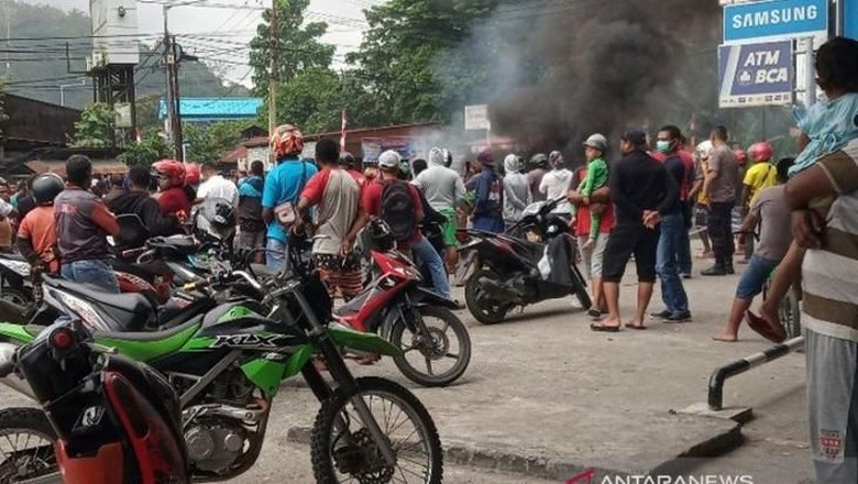 Massa di Manokwari, Papua, protes atas pengepungan terhadap asrama mahasiswa di Surabaya. (Foto: Antara)