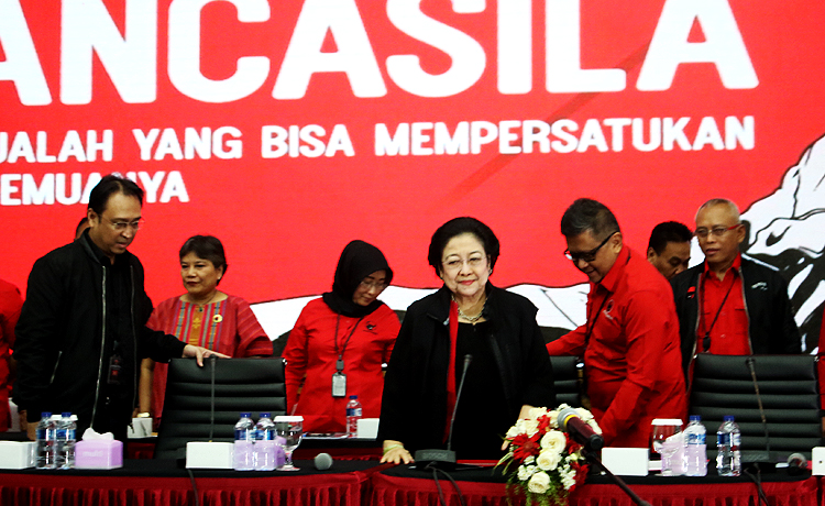 Ketua Umum Partai Demokrasi Indonesia Perjuangan (PDIP) Megawati Soekarnoputri melantik Wali Kota Surabaya Tri Rismaharini sebagai ketua Bidang Kebudayaan DPP PDIP masa bakti 2019-2024. Robinsar Nainggolan