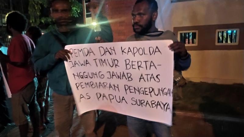 Aksi protes atas penyerbuan asrama Papua di Surabaya (suarapapua.com)