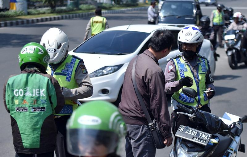 Polisi tilang pelanggar lalu lintas (Infopublik.id)