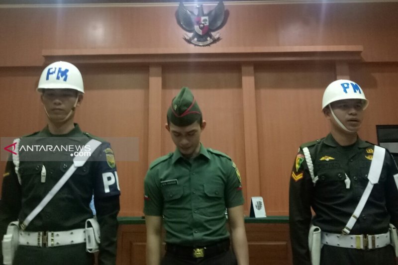 Prada DP nampak masih tertunduk lesu saat akan meninggalkan ruang sidang Pengadilan Militer I-04 Palembang, Kamis (22/8). Terdakwa dituntut hukuman penjara seumur hidup dan dipecat dari TNI. (Antara News)