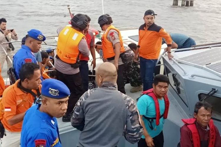 sejumlah ABK KM Mina Sejati dengan saat dievakuasi dengan menggunakan Speedboat dari KRI Teluk Lada untuk dibawa ke Pelabuhan Dobo. (KOMPAS.com)