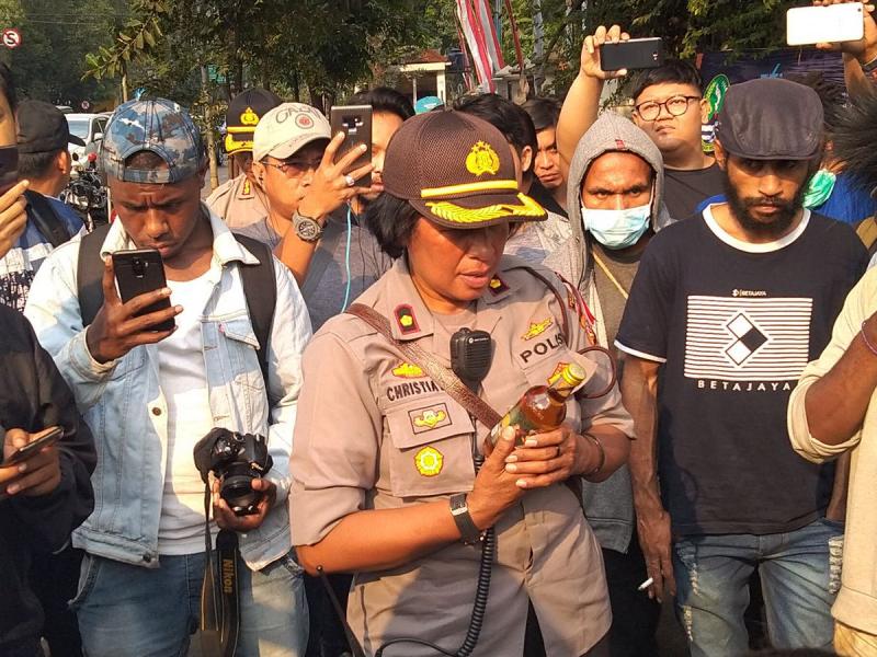 Oknum Polisi Berikan Miras kepada mahasiswa asal Papua (Twitter/@anzharcore)