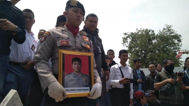 Pemakaman mendiang Anggota Polres Cianjur, Ipda Erwin Yudha Wildani (cianjurekspres.net)