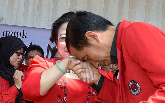 Presiden Jokowi tengah menyalami Megawati. (Politik Today)