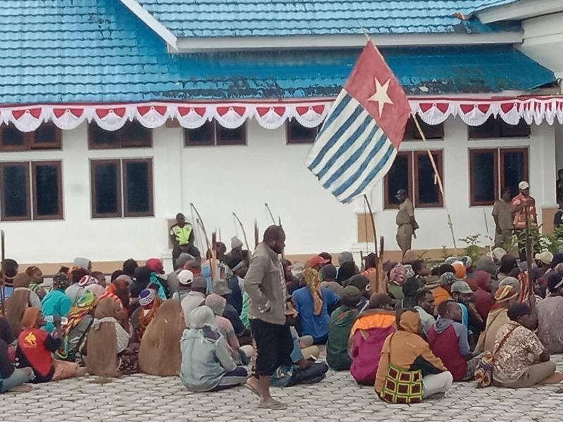 Aksi Demo di kantor Bupati Deiyai, Papua pada Senin lalu (26/8/2019) terkait masalah rasisme. (SuaraPapua.com)