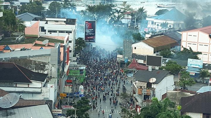Suasana kericuhan saat aksi massa dibubarkan oleh petugas kepolisian di Jayapura, Papua, Kamis, 29 Agustus 2019. (Tempo.co)